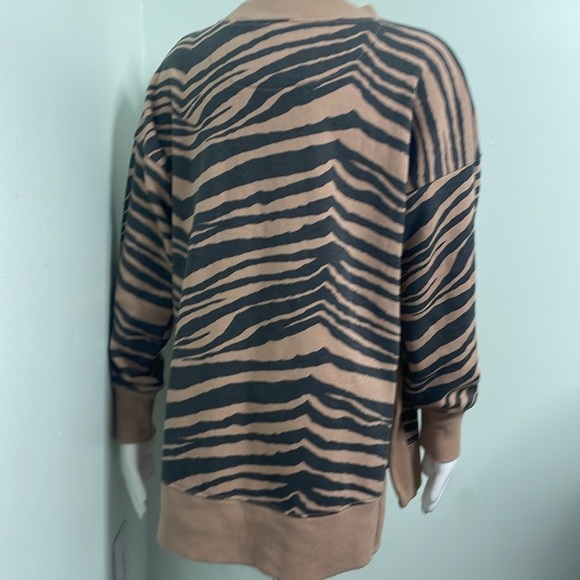 Aerie Split Hem Black & Tan Tiger Sweatshirt NEW size small - Picture 6 of 8